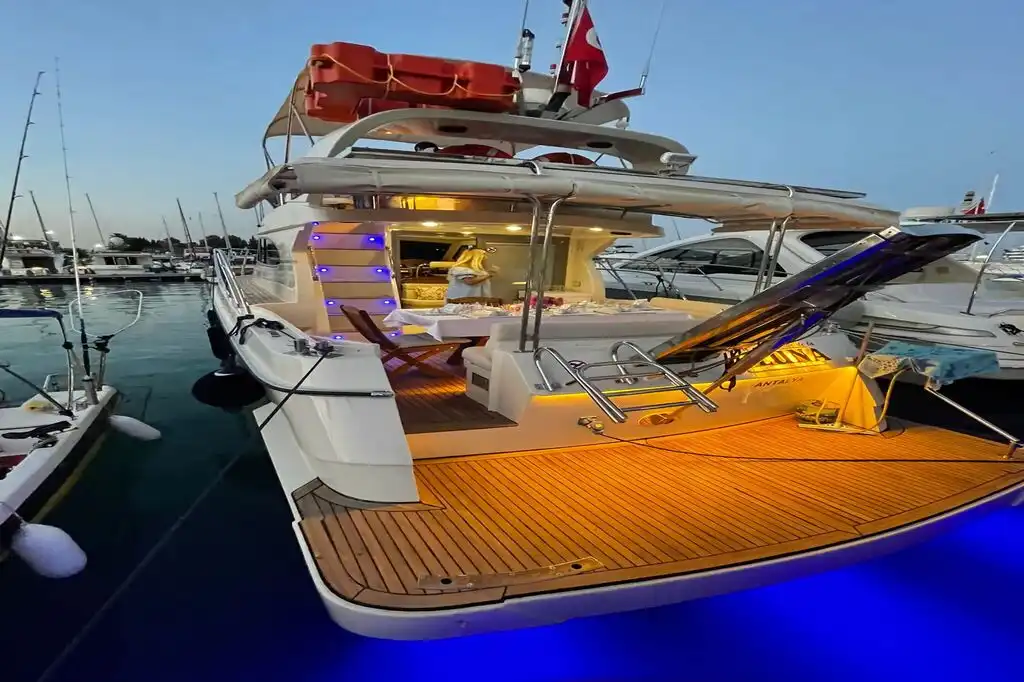 LUNA YACHT
